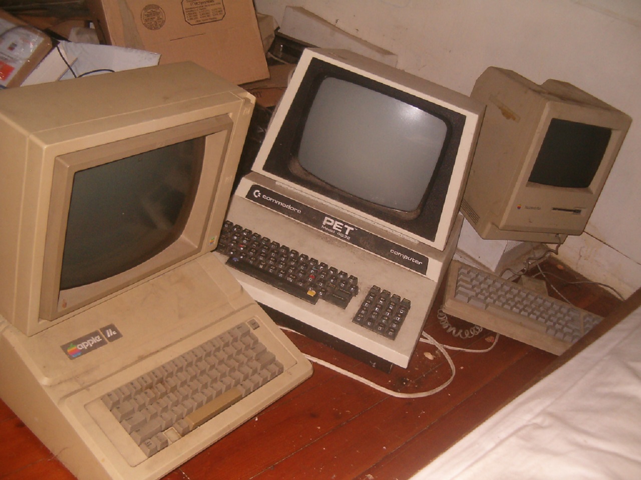 Apple IIe, Commodore PET 4032, Mac Plus. - 2006