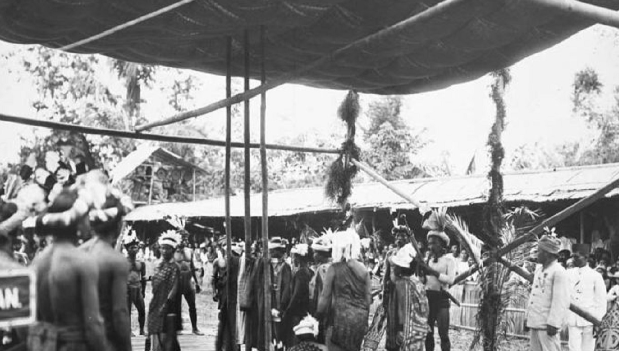 Kajan Dajaks people at Borneo - 1920