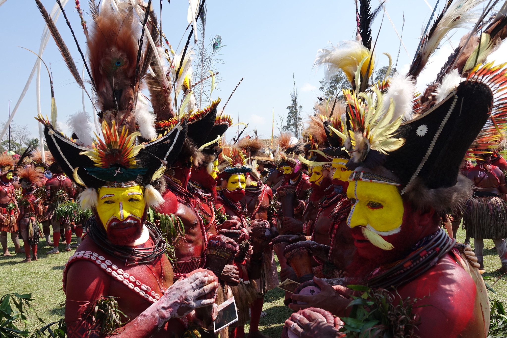 Huli Wigmen in traditional outfits