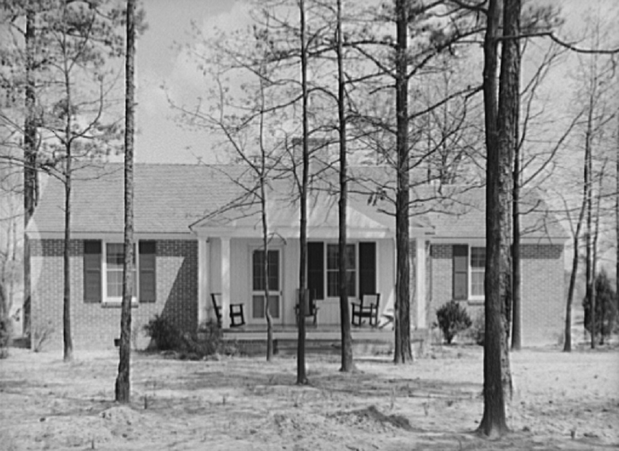 Image of a residential building, house, 19th-20th century architecture.
