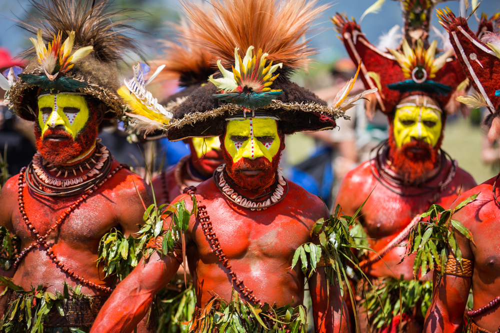 huli wigmen in traditional clothes
