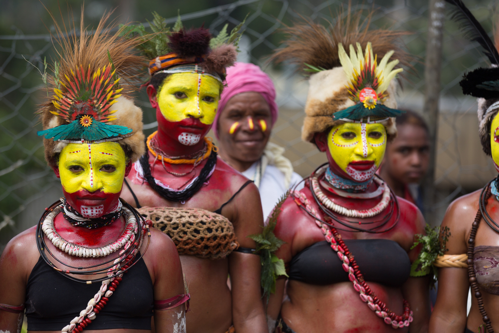 huli tribe women in traditional clothes