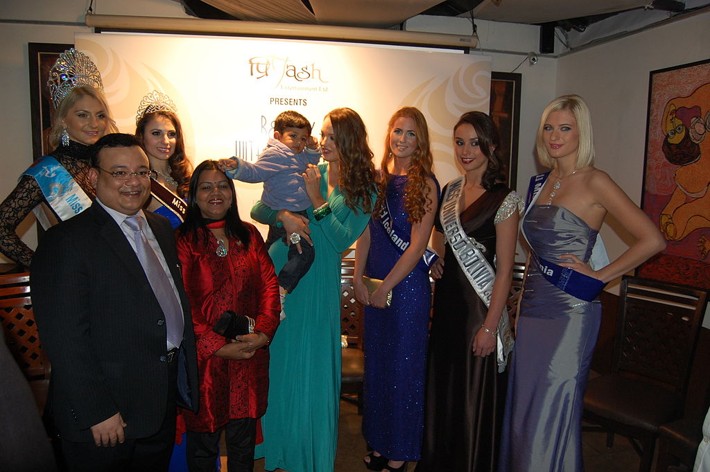Diana Boanca (Miss Bikini International), Denise Garrido (Miss World Canada), Emma Waldron (Miss Ireland), HV Jain with Family (Jain Group of Comapnies), Fanney Ingvarsdottir (Miss World Iceland), Claudia Arce Lemaitre (Miss Bolivia Universe) & Marika Savsek (Miss Universe Slovenia).