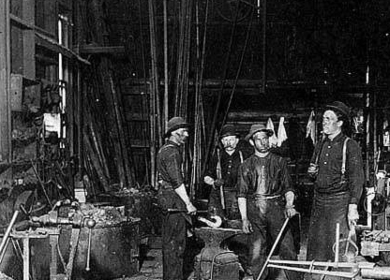 Workers and equipment, Seattle -  between 1900 and 1910
