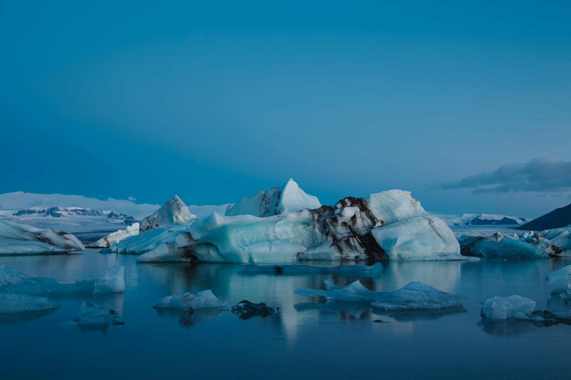 Landscape photo of glaciers in water in iceland winter