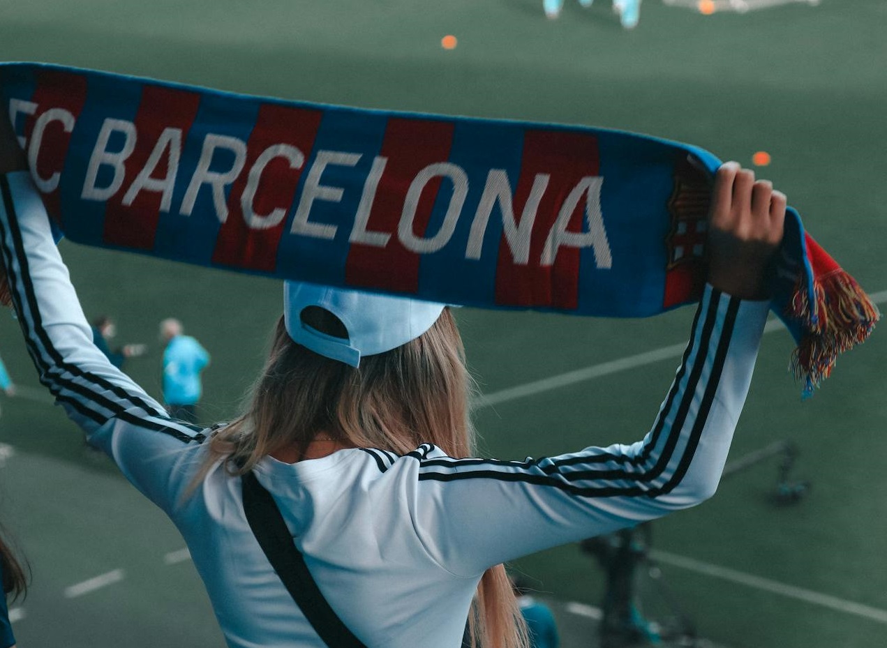 Back view of a woman supporting a football team - Barcelona
