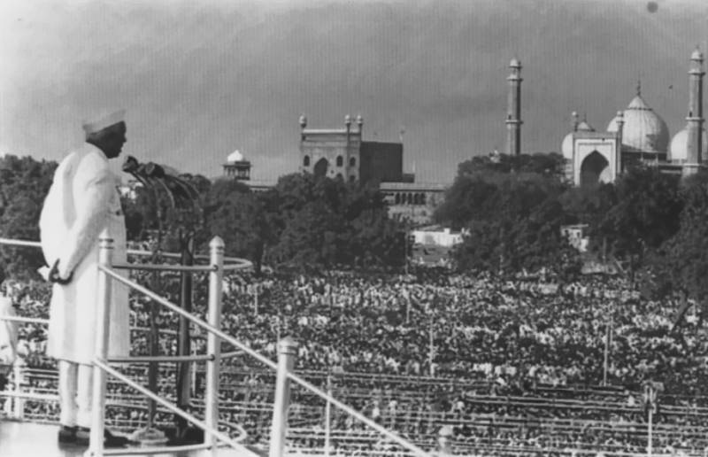 Nehru addresses the nation from Red Fort