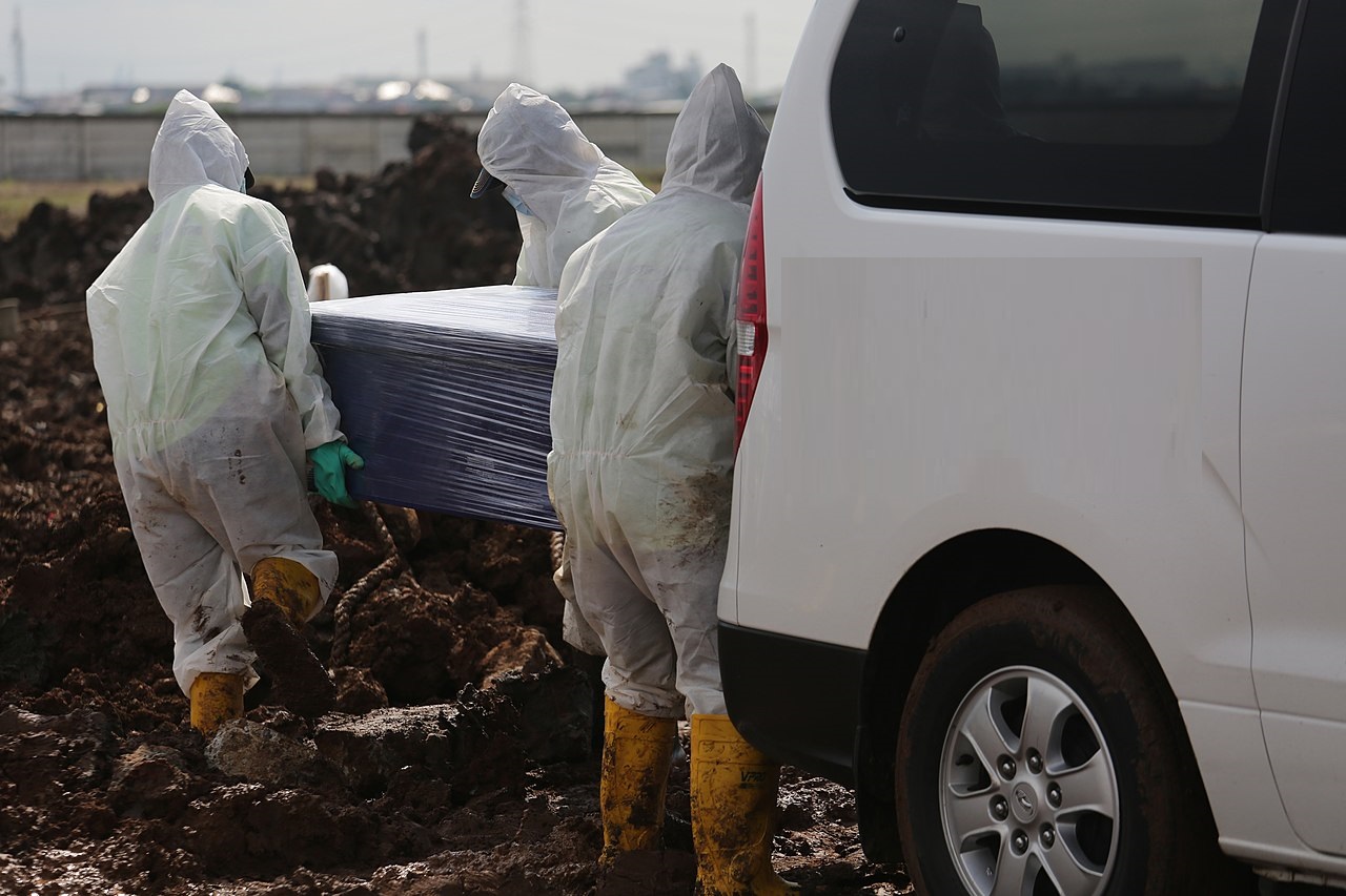 Funeral officials bury the bodies of Covid-19 patients - 2021