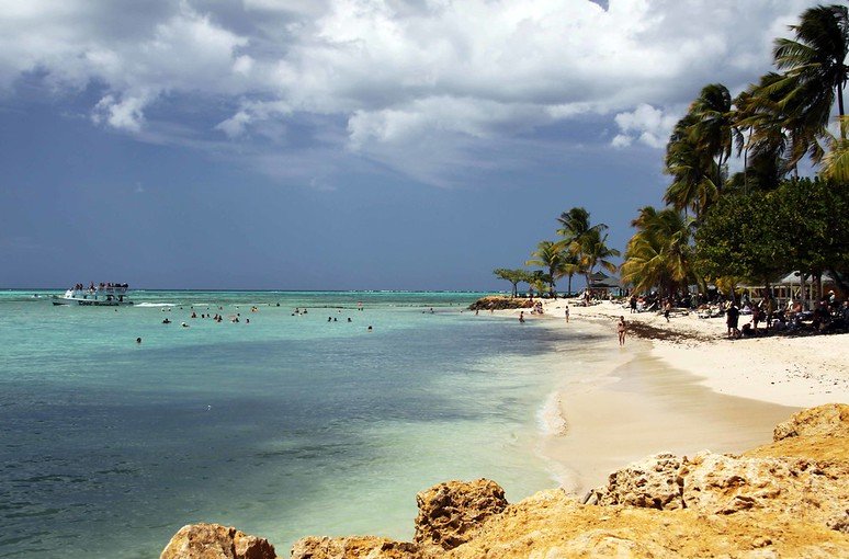 Landscape photo of a Pigeon Point beach with palm trees in Trinidad and Tobago