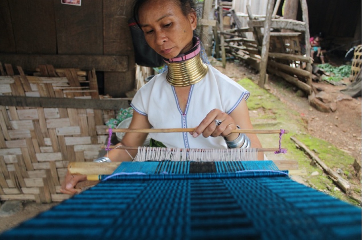 Ma Pang weaving a scarf in Huay Pu Keng - 2019