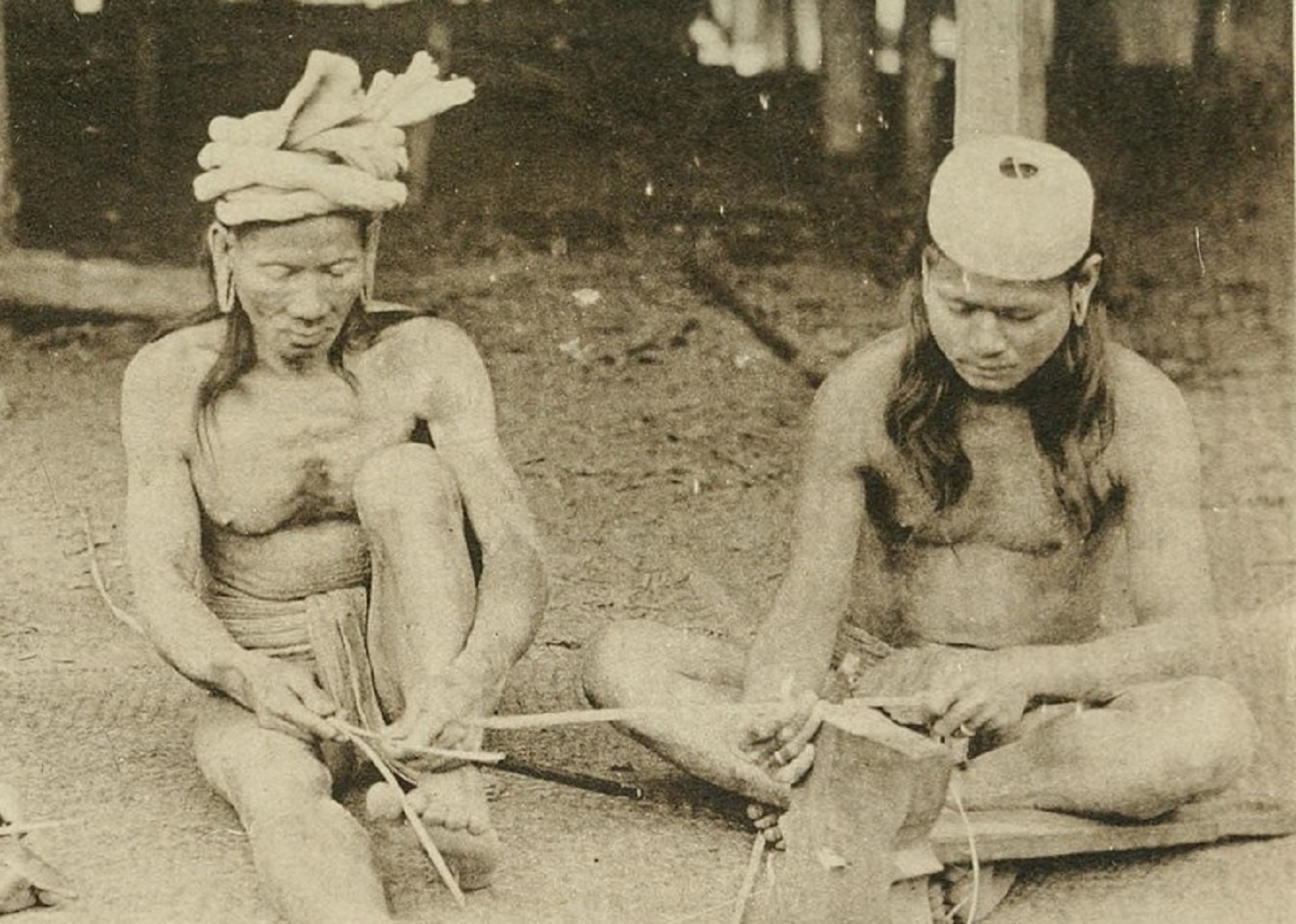 KAYANS SPLITTING RATTANS FOR MAT-MAKING. - 1912