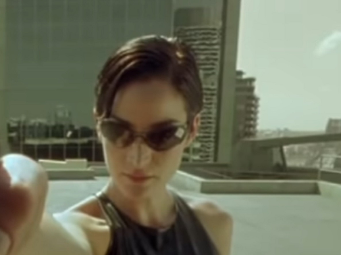 Screenshot of Carrie-Anne Moss looking upset - from The Matrix (1999)