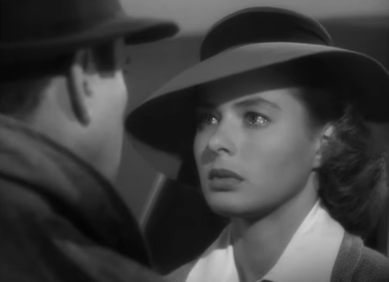 Screenshot of Carrie-Anne Moss looking upset - from The Matrix (1999)