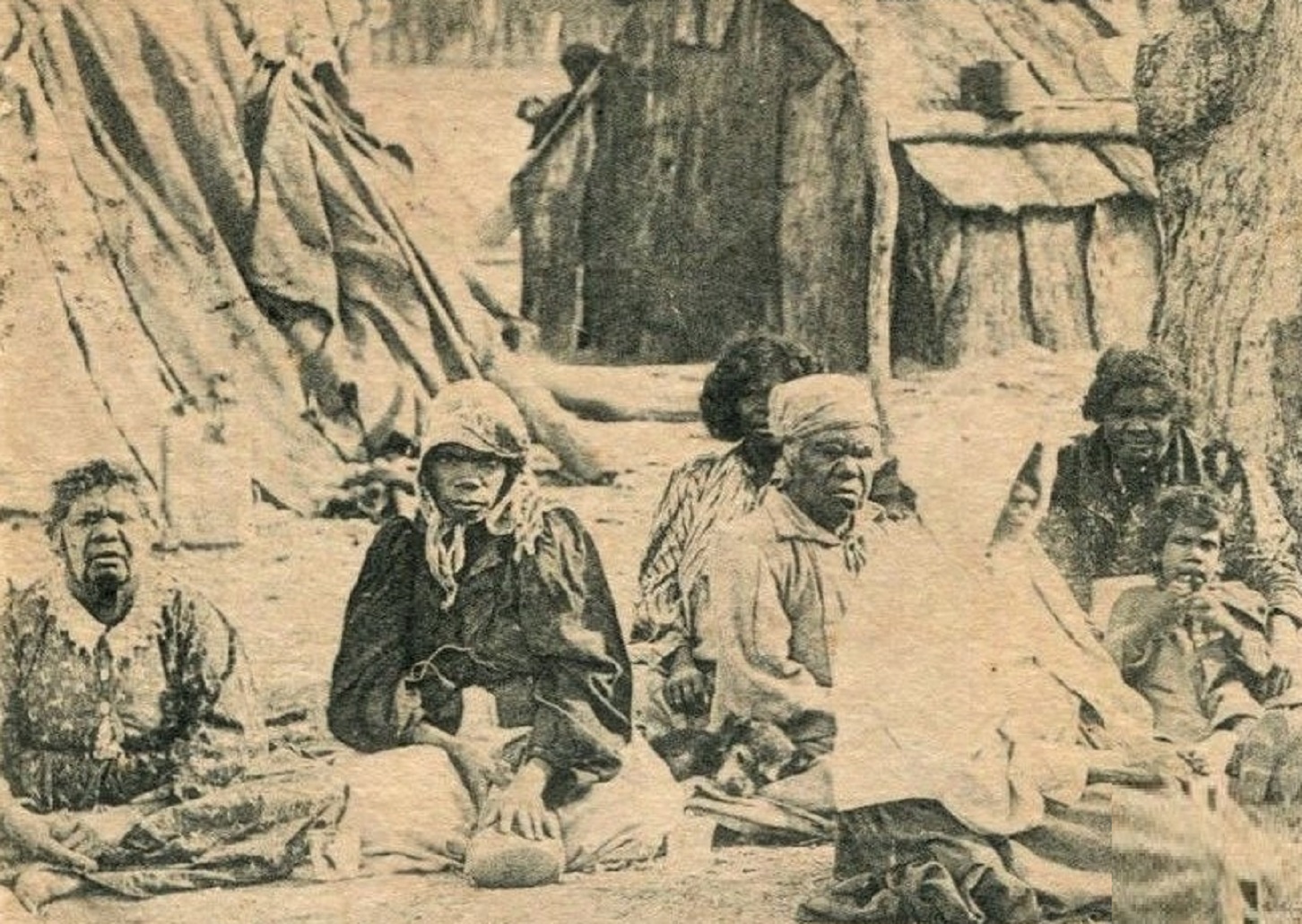Group of female Australian aborigines - circa 1904