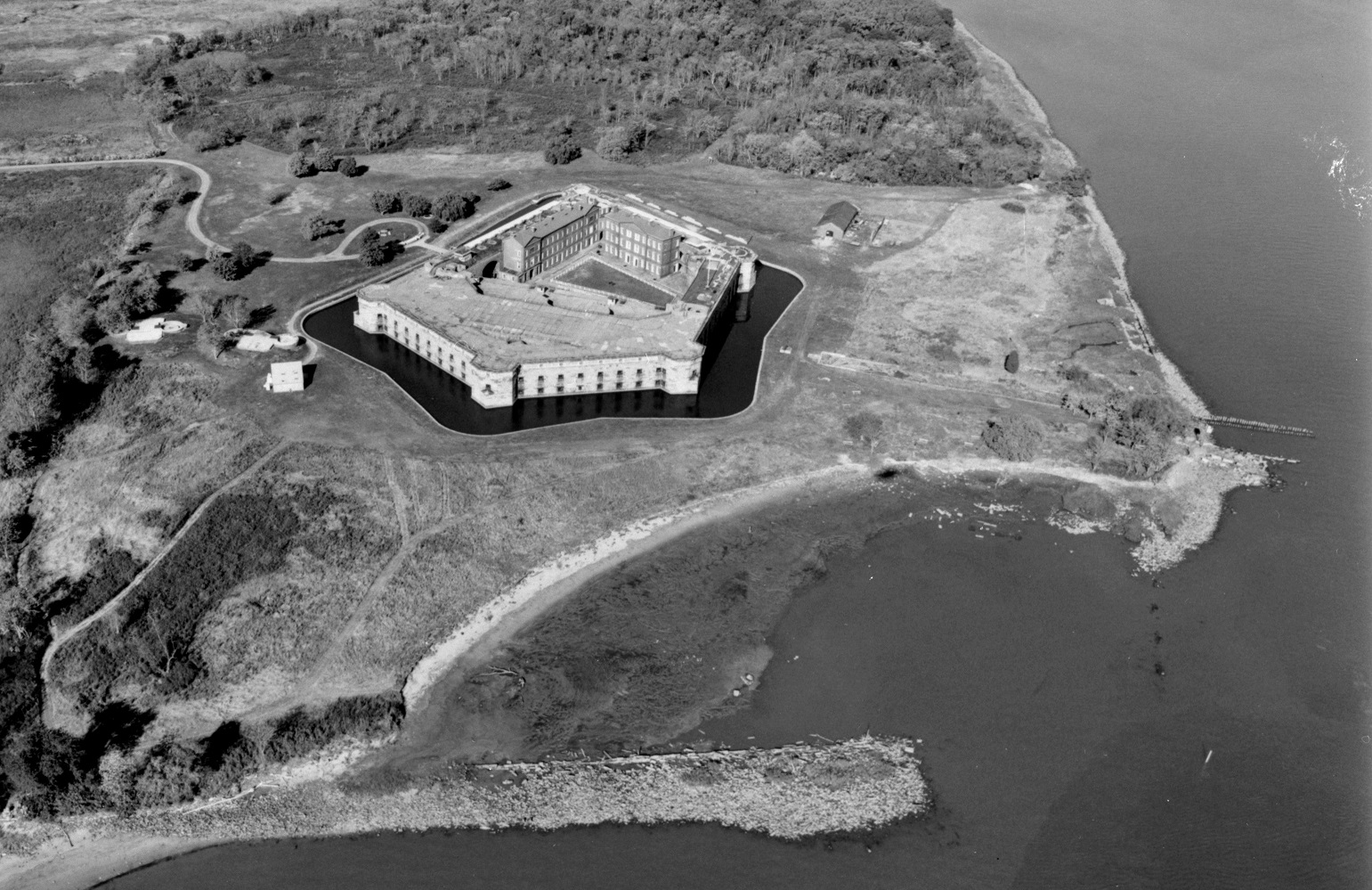 NORTHWEST AERIAL VIEW OF FORT DELAWARE AND PEA PATCH ISLAND - 1998