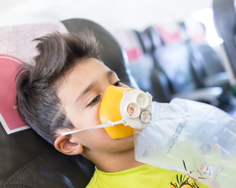 Kid traveling by airplane with need for oxygen