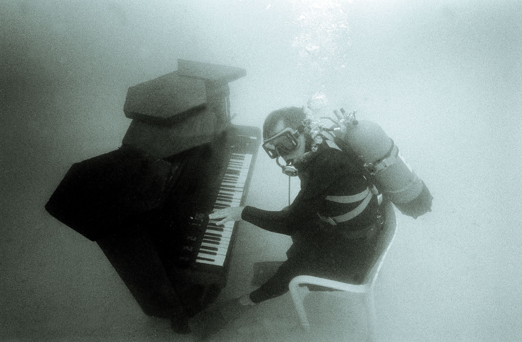 Ronnie Smith playing piano underwater