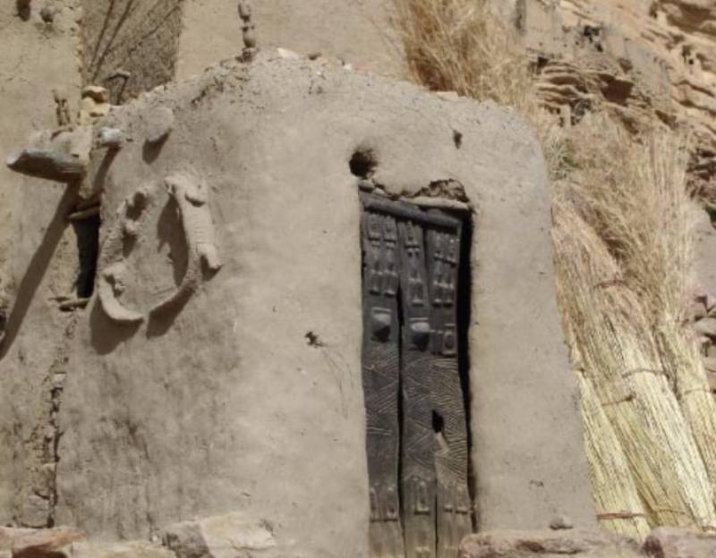 Crocodile totem on a house