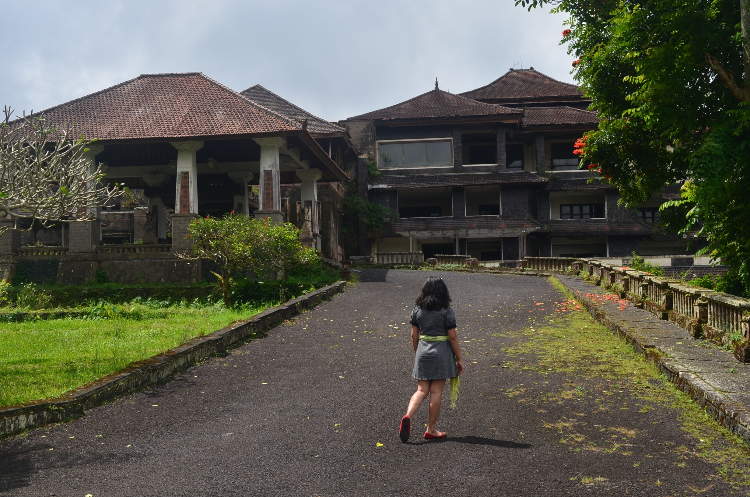 A woman walked into an abandoned hotel in Bali. They called Ghost Palace, located at Bedugul Bali - 2017
