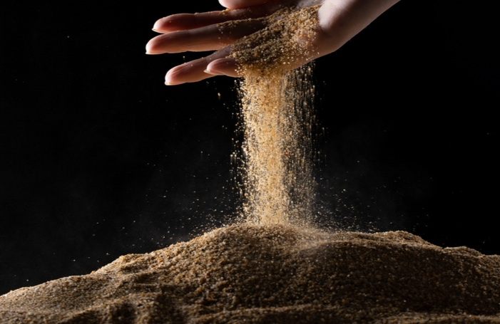 woman hand holding sand