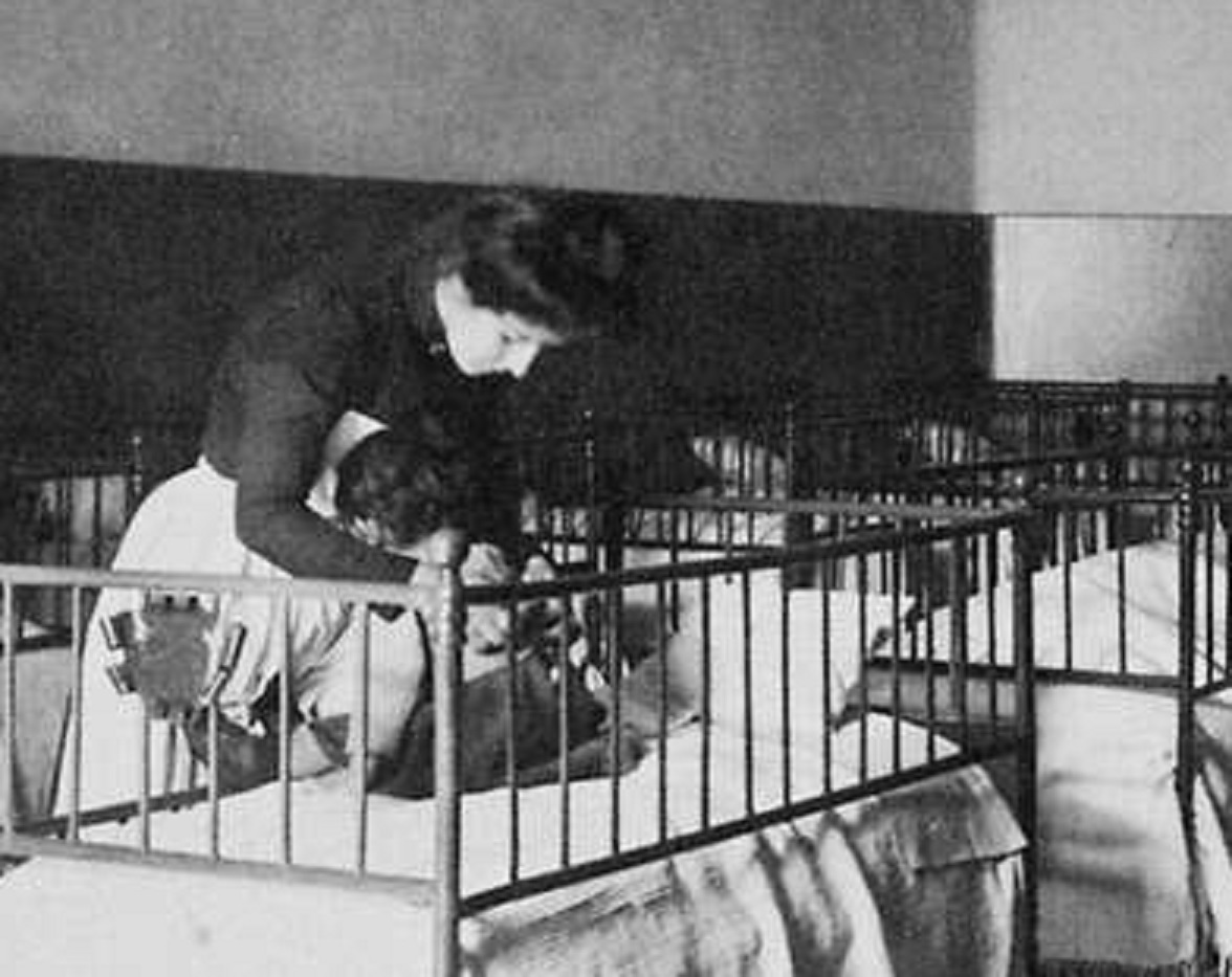 Small baby in hospital bed - 1900