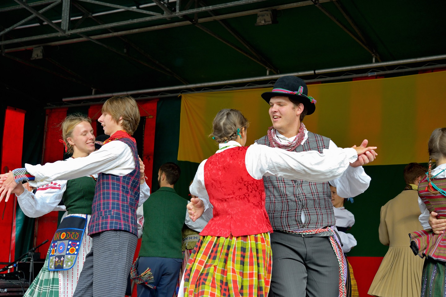 Lithuanian Folk music group Poringe gives free concert on Grand Place - 2013