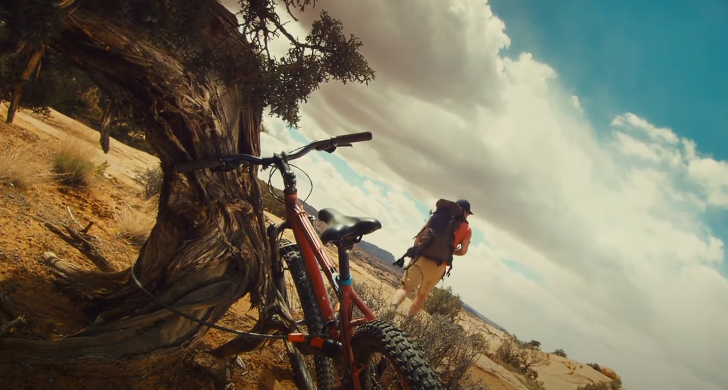 man leaving his bike and go hiking