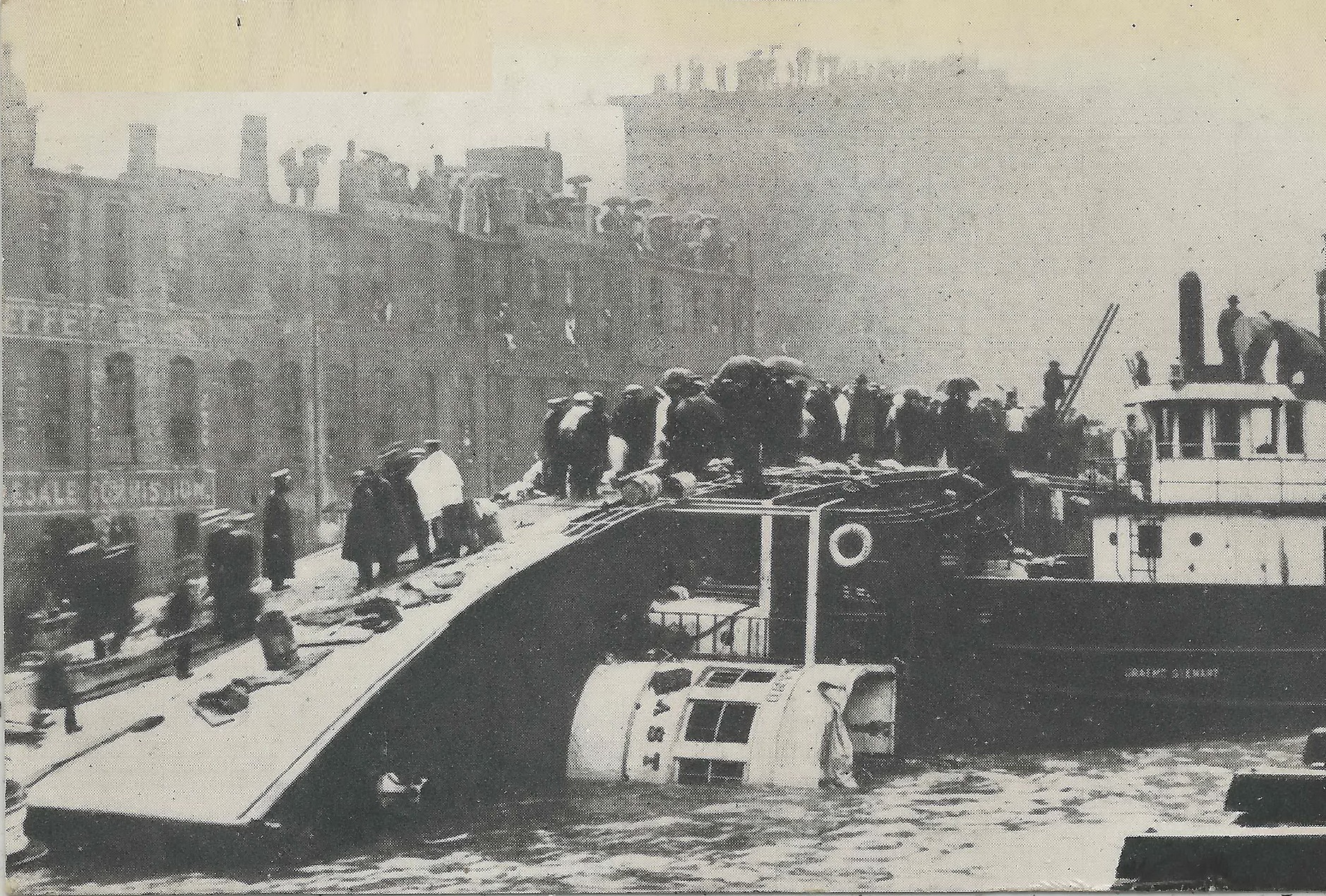 SHIP SS EASTLAND RETRIEVING THE DEAD - 1915
