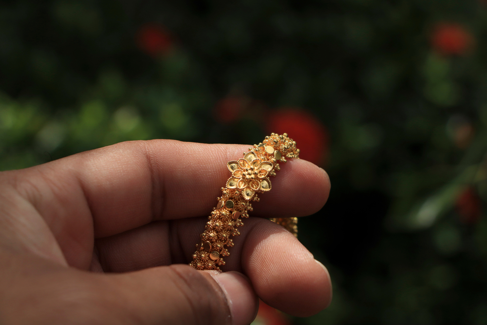 give bracelet to a tourist