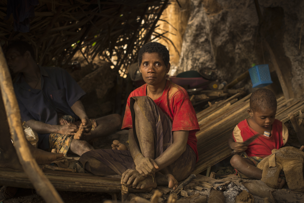 Negrito Sakai women and family