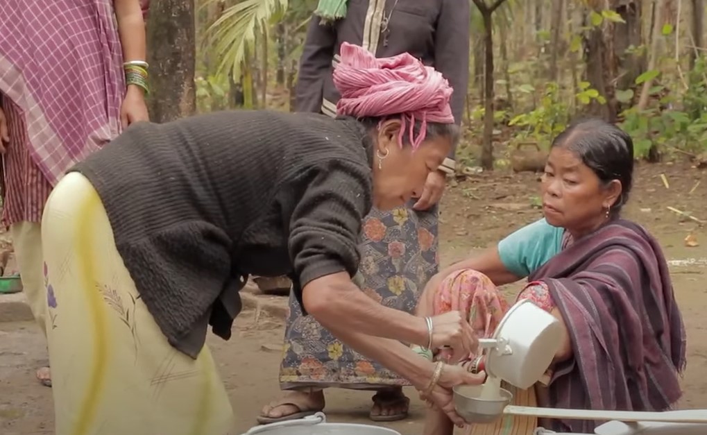 Toto women preparing a drink