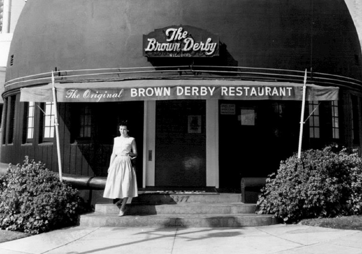 Brown Derby On Wilshire Entrance - 1956