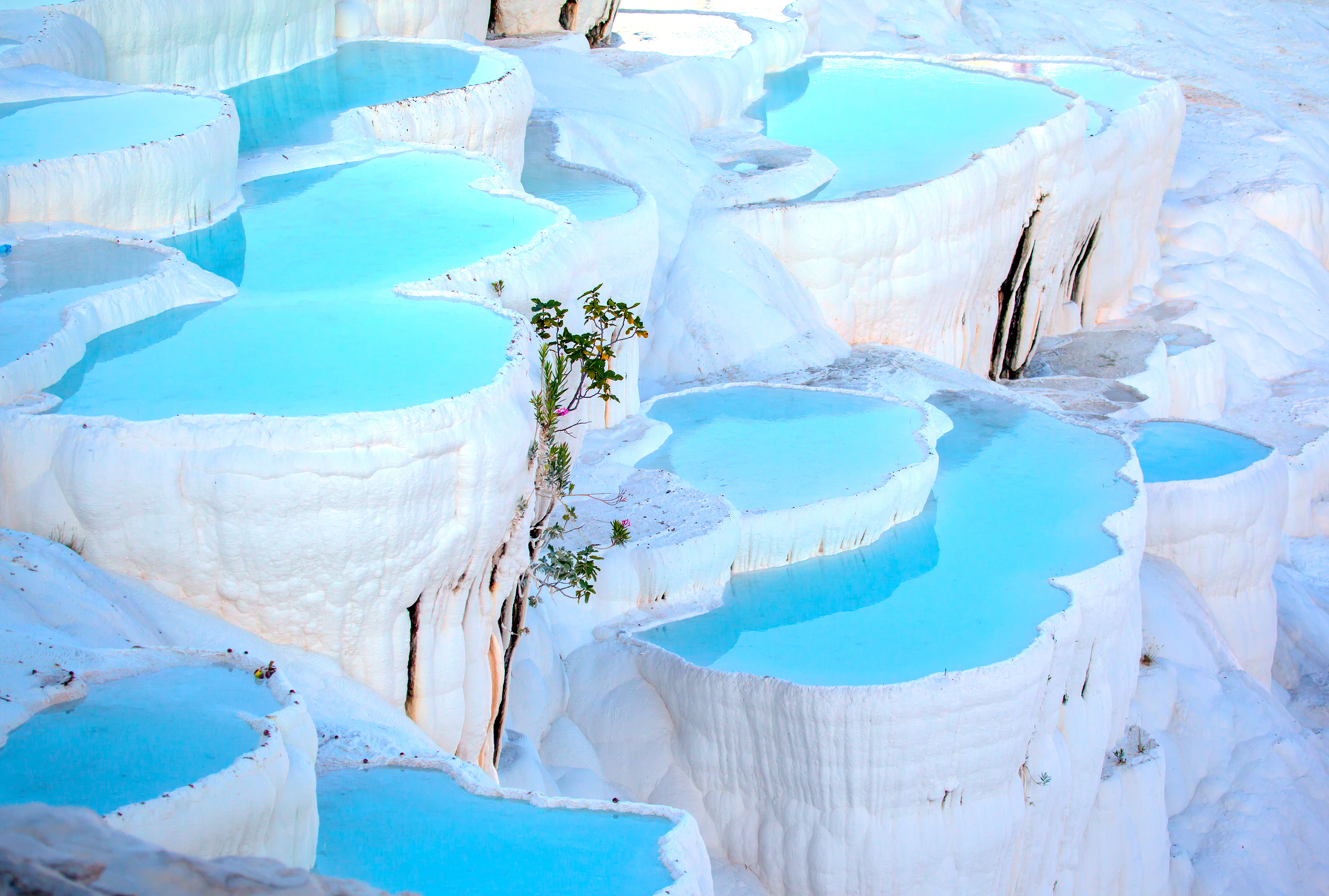 turquoise water travertine pools at pamukkale
