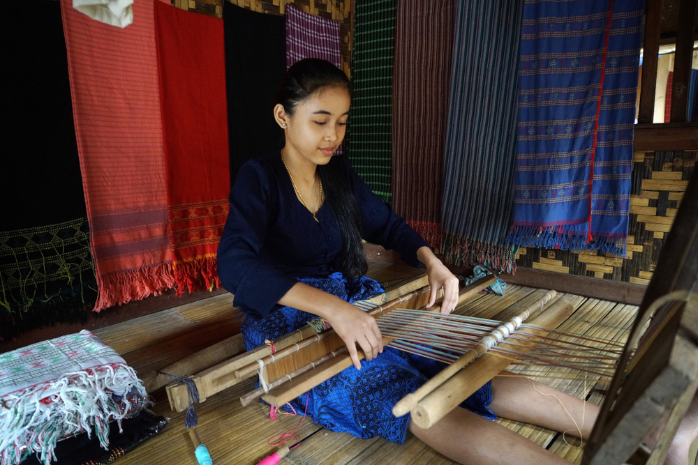 Baduy women weaving