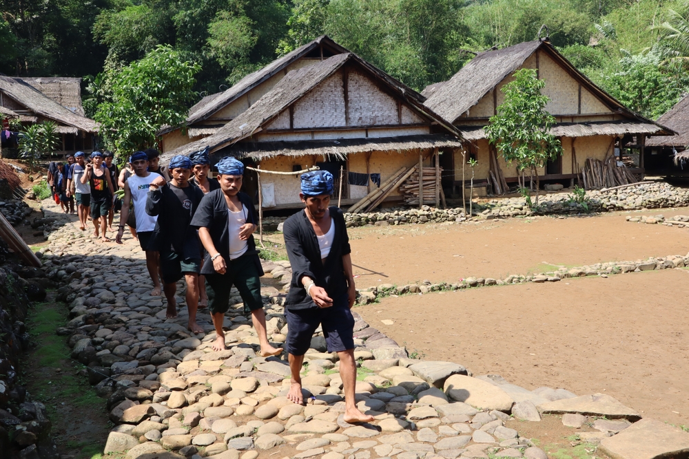 baduy people in traditional clothes