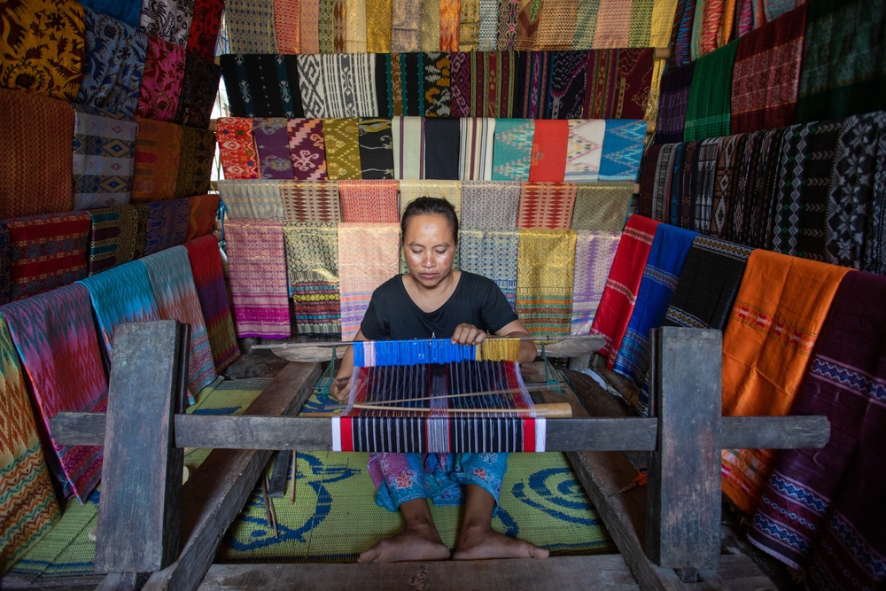 The atmosphere and activities of villagers in the Sade Sasak traditional village