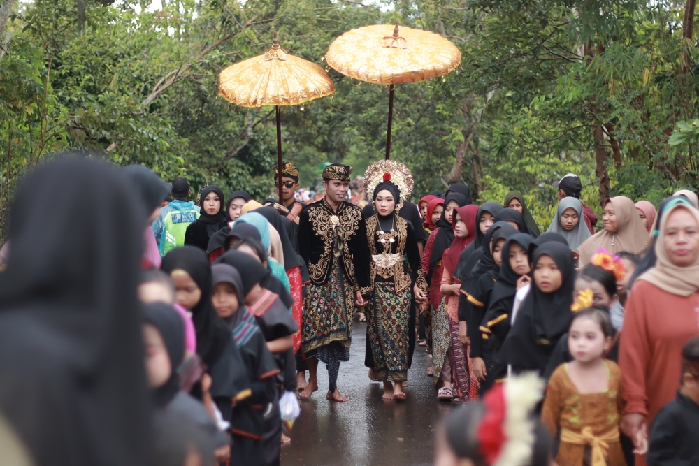 a couple of saksak bride and groom holding hands