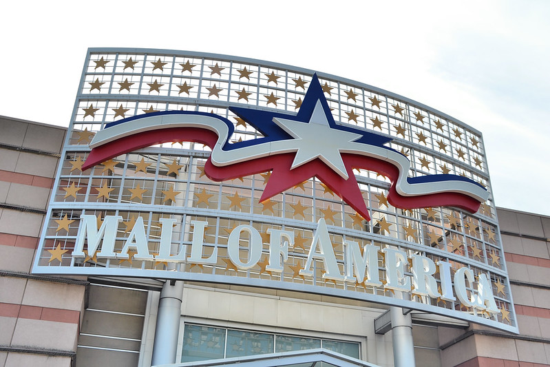 image of the entrance of mall of america