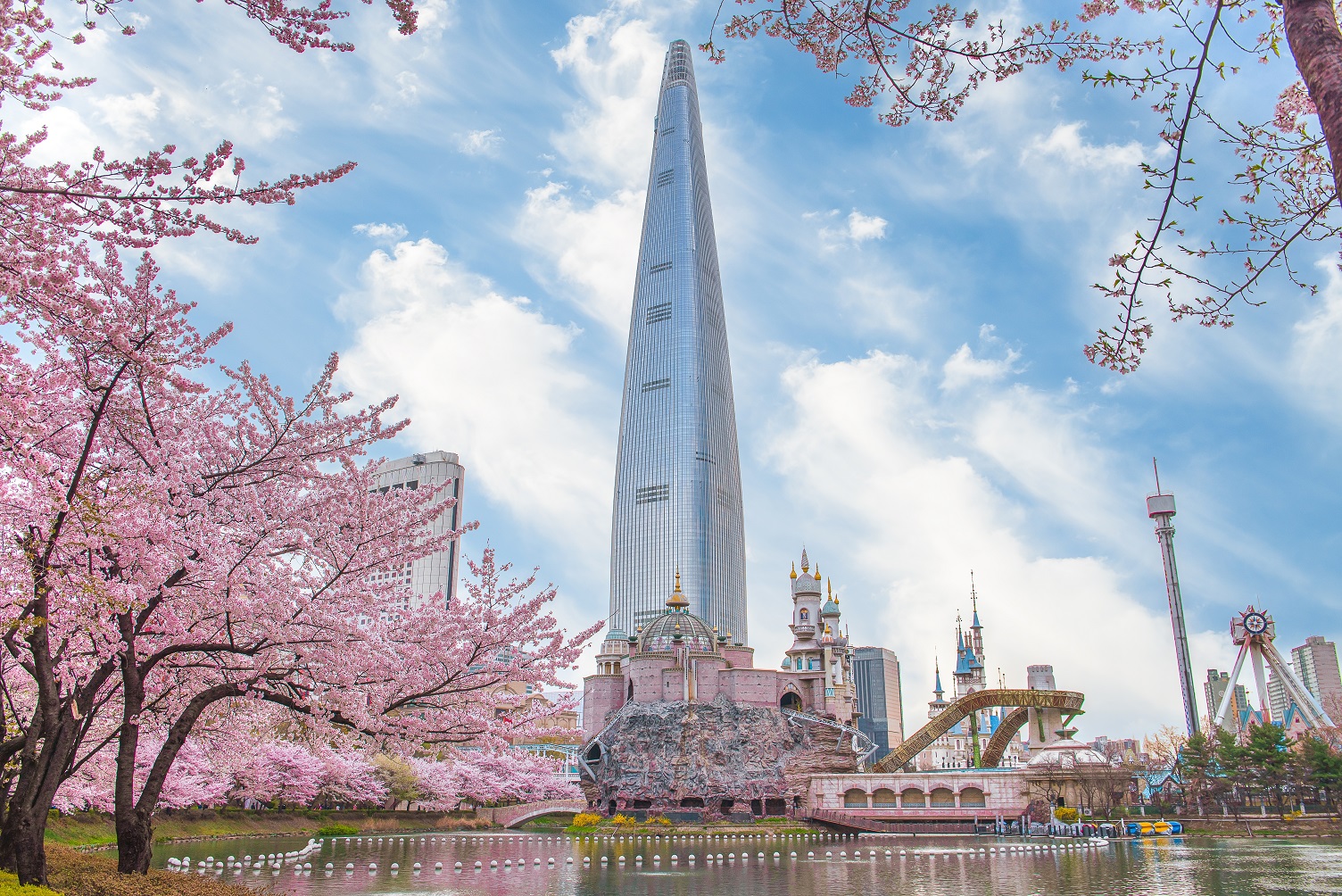 Lotte World Amusement Park and Seokchon Lake in Spring Cherry blossoms bloom in late March-April. Seoul, South Korea