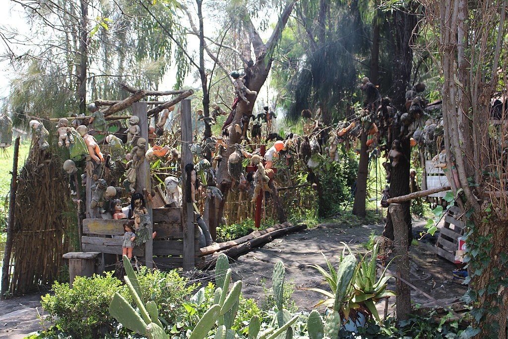 Photo of Creepy old dolls in the abandoned Island of the Dolls, Xochimilco, Mexico
