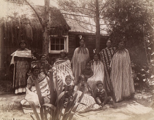 Grayscale Portrait Photo of Māori whānau from Rotorua in the 1880s.