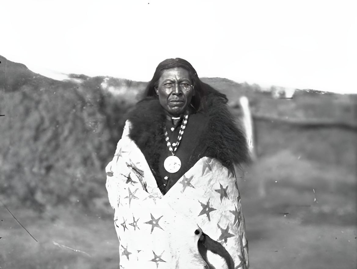 Grayscale Portrait Photo of La-Roo-Chuck-A-La-Shar-(Sun-Chief)