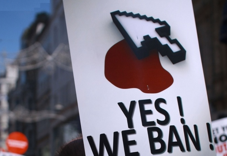 internet cafés banned