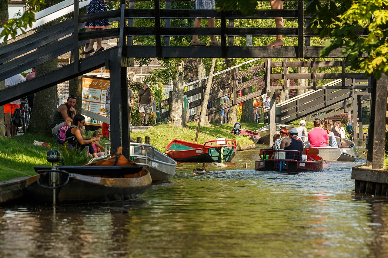 Giethoorn Netherlands - Channels And Houses Of Giethoorn