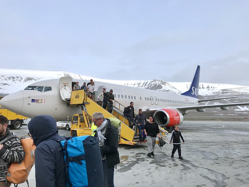 Longyearbyen airport plane midnight