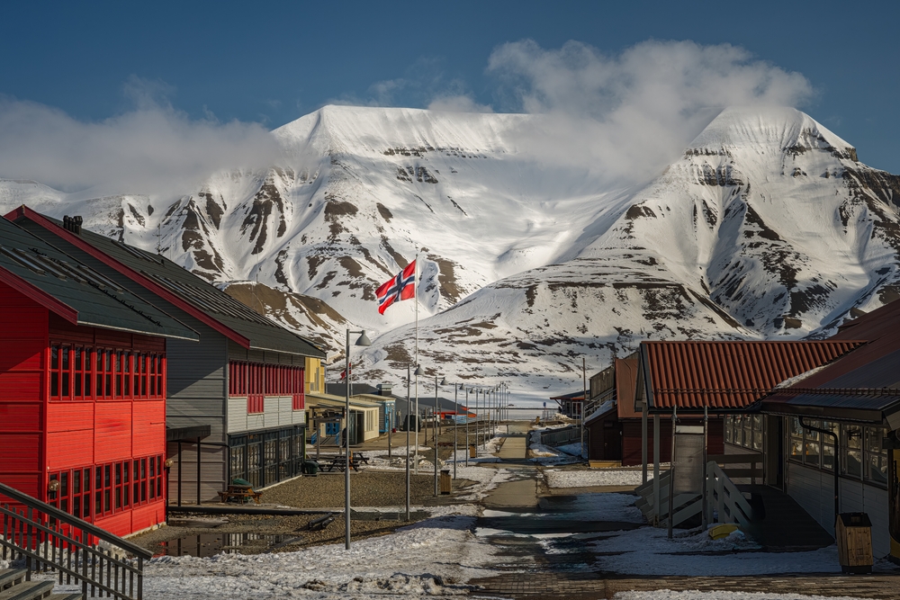A EMPTY LONGYEARBYEN STREET