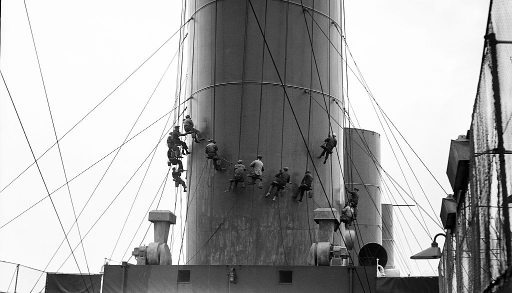 RMS Olympic at Southampton, workers