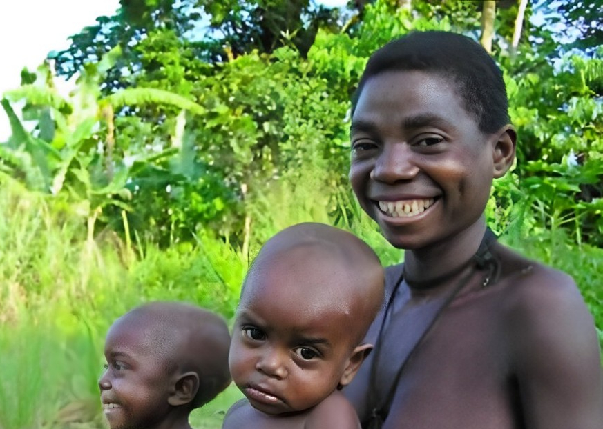 Aka (Bayaka) pygmy mother and children