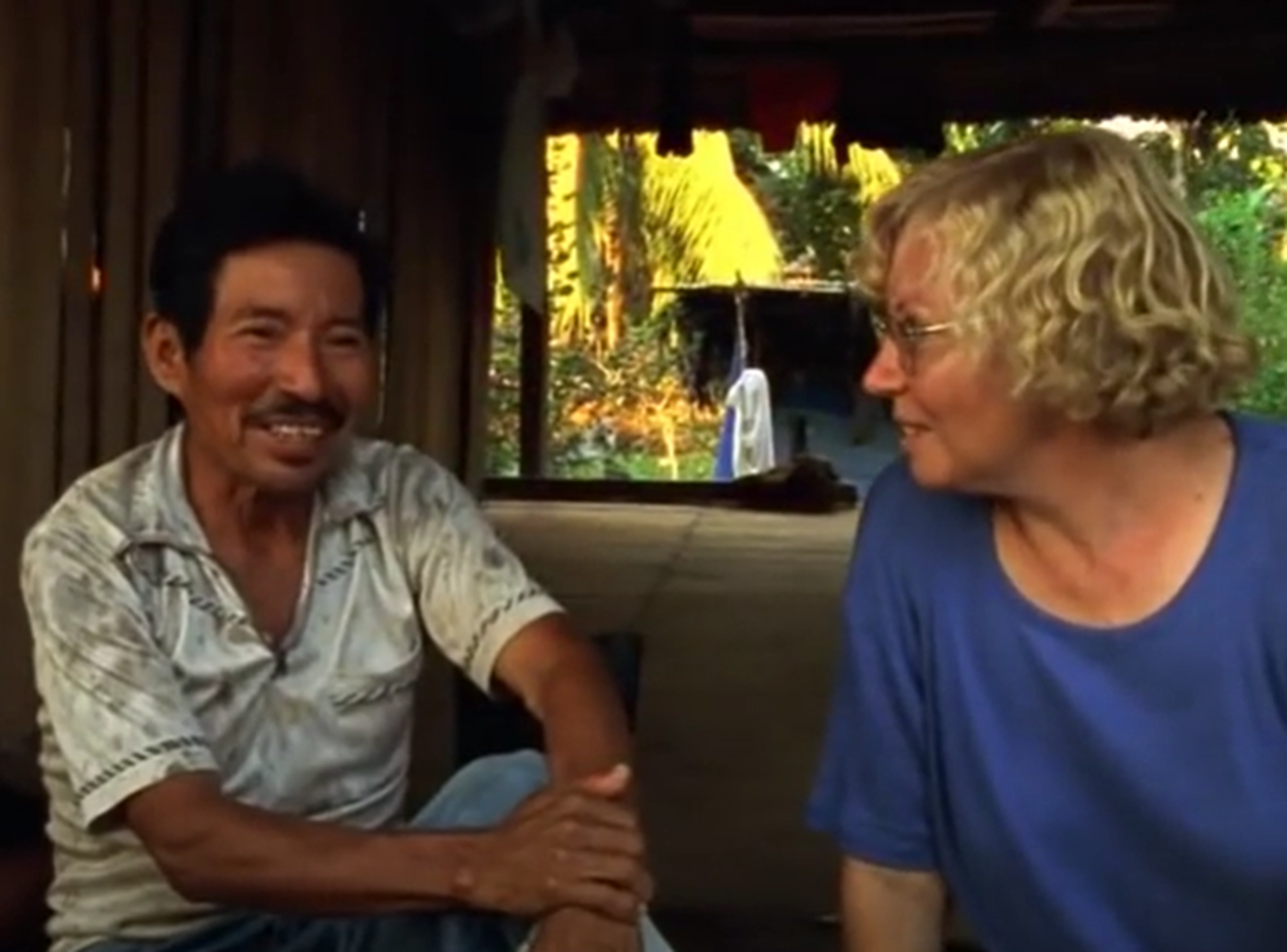 Screenshot of Juliane Koepcke talking with local loger - from Julianes Sturz in den Dschungel (1999)