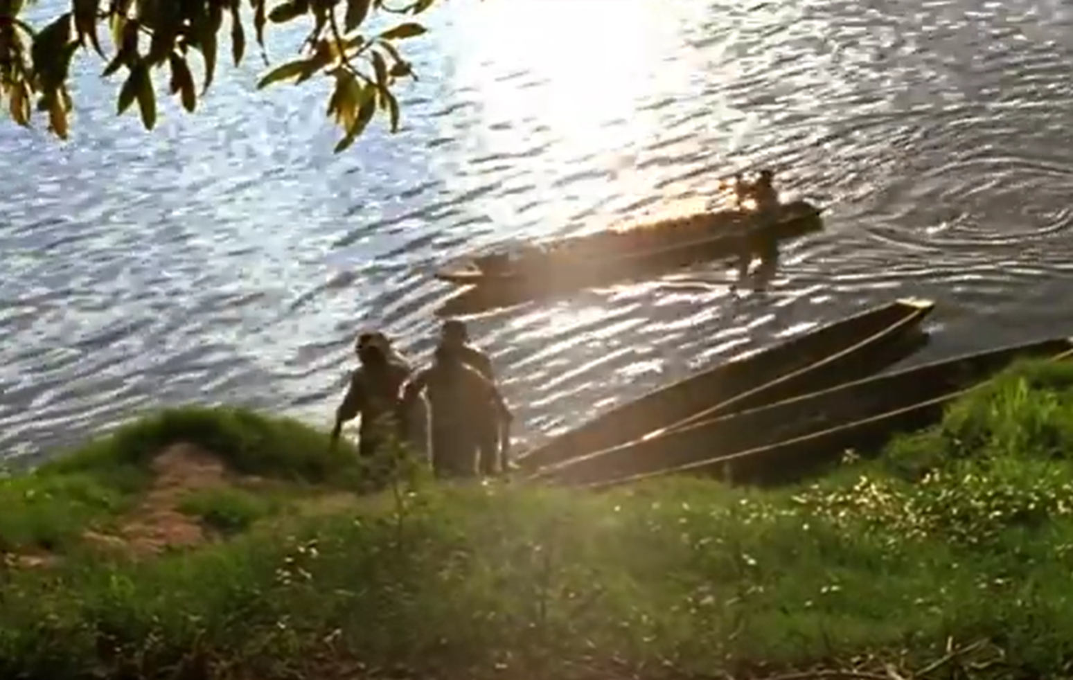 Screenshot of local boats in the river - from Julianes Sturz in den Dschungel (1999)